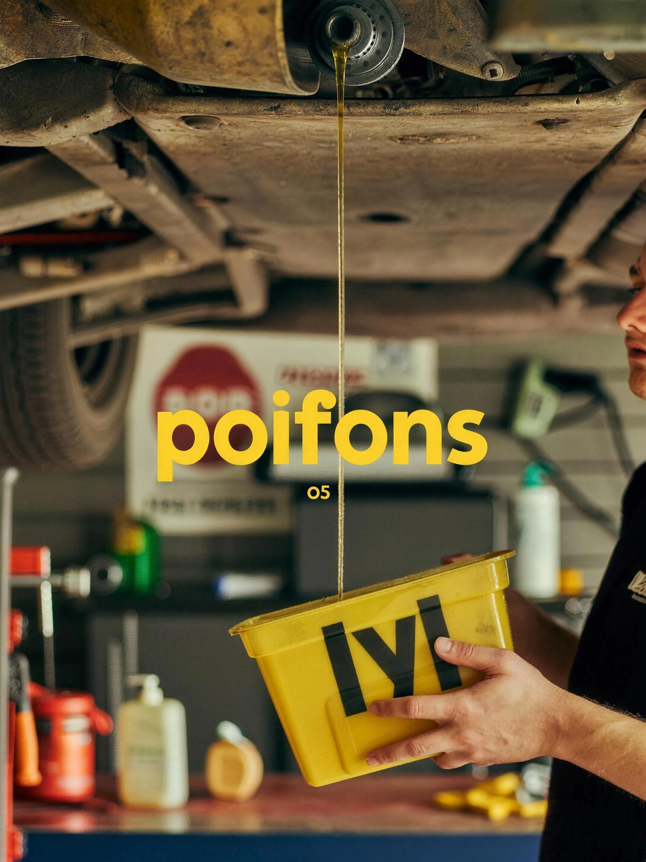 Close-up van handen die olie verversen aan een auto op een brug in een Nederlandse garage. Documentaire sfeer, geen tekst of logo's in beeld.